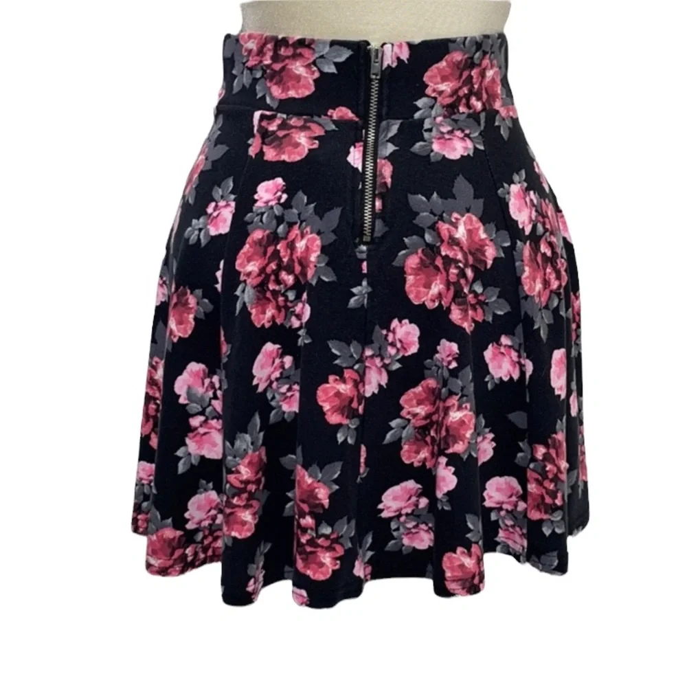 Flirty Floral Fun Mini Skirt Divided Size XS